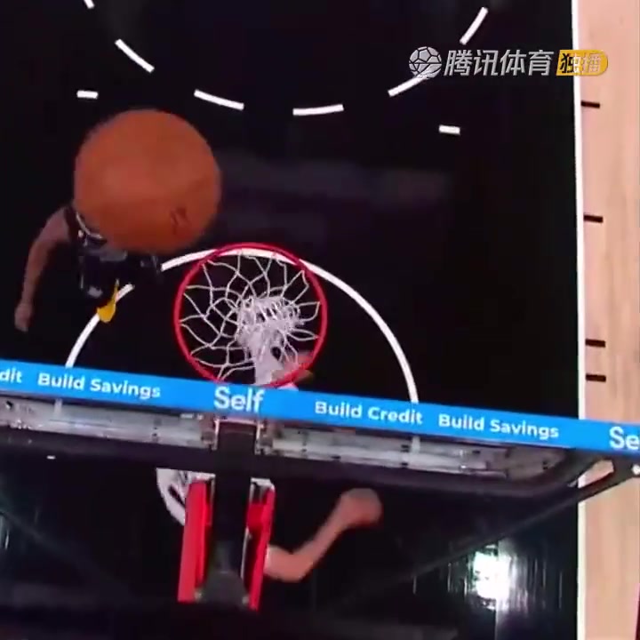 罕見一幕！努爾基奇拋投 球神奇停在籃板上沿 看呆凱爾登?。ㄅ瑺柣婕\）