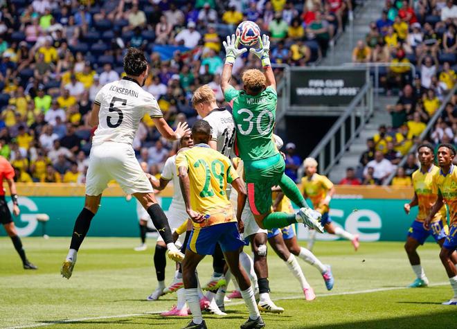 多特蒙德4比3險敗，南非隊逼近，球迷失望。