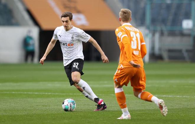 官方罰諾伊豪斯4周，因詆毀俱樂部總監(jiān)。