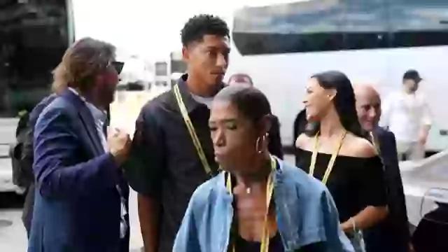 馬卡：小貝觀戰(zhàn)搭皇馬大巴，引熱議，球迷疑其是否適當(dāng)。